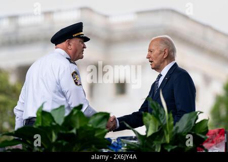 Washington, États-Unis . 15 mai 2024. Le président de l'ordre fraternel de la police Patrick Yoes serre la main du président Joe Biden lors du service commémoratif des agents de la paix au Capitole des États-Unis à Washington, DC, le mercredi 15 mai 2024. Photo de Bonnie Cash/Pool/Sipa USA crédit : Sipa USA/Alamy Live News Banque D'Images