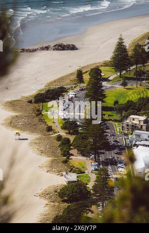 Vue depuis le point de vue du mont Manganui avec vue sur une route sur la plage avec la mer en arrière-plan. Prise à Tauranga, Nouvelle-Zélande Banque D'Images