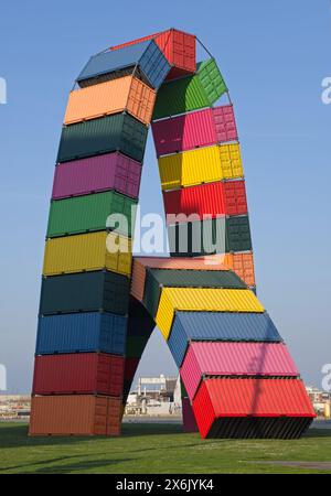 Le Havre, France - 9 mai 2024 : container Catena. Les gens marchent dans la ville du Havre. Rues et bâtiments. Style de vie en zone urbaine. Sunny sp Banque D'Images