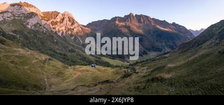 Panorama alpin, cabane Alpine Club, cabane de montagne Hochweisssteinhaus, paysage de montagne avec des prairies verdoyantes et des sommets rocheux au lever du soleil Banque D'Images