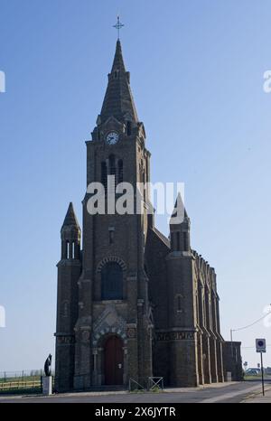 Dieppe, France - 11 mai 2024 : Chapelle notre-Dame de Bonsecours. Les gens marchent dans la ville de Dieppe. Rues et bâtiments. Style de vie dans l'Ar urbain Banque D'Images