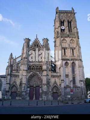 Dieppe, France - 10 mai 2024 : Cathédrale. Les gens marchent dans la ville de Dieppe. Rues et bâtiments. Style de vie en zone urbaine. Journée de printemps ensoleillée. Banque D'Images