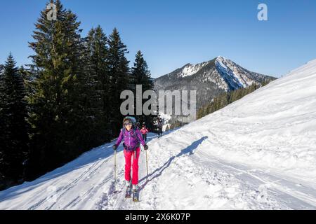 Randonneur de ski grimpant l'Aiplspitz, montagnes Mangfall, Préalpes bavaroises, Bavière, Tyrol, Allemagne Banque D'Images