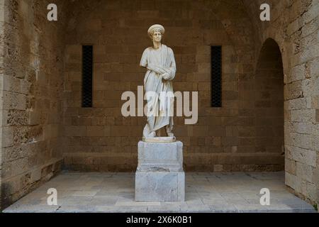 Vue complète d'une statue sur une colonne dans un contexte historique, statue de l'île de Kos, cour, palais du Grand Maître, ville des Chevaliers, ville de Rhodes Banque D'Images