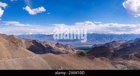 Panorama depuis le col de Khardong, le deuxième plus haut col autoroutier du monde, sur Leh et la vallée de l'Indus jusqu'à Stok Kangri, 6153m, Ladakh, Jammu Banque D'Images