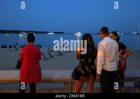 Cannes, France, 13 mai 2024 : les gens regardent la Côte d'Azur sur le boulevard de la Croisette à la veille de l'ouverture du festival. Le Banque D'Images