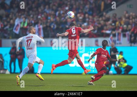 Match de football, le capitaine Patrick MAINKA 1.FC Heidenheim au centre avec son dos avec une tête formidable, Ludovic AJORQUE 1. FSV Mainz 05 gauche et Banque D'Images