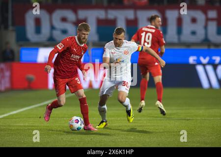 Match de football, Jan-Niklas BESTE 1.FC Heidenheim est parti sur le ballon dans un duel avec le capitaine Silvan Dominic WIDMER 1. FSV Mainz 05, stade de football Banque D'Images