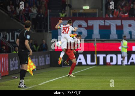 Match de football, capitaine Silvan Dominic WIDMER 1. FSV Mainz 05 laissé en l'air avec une posture exiguë et non coordonnée sur le dos et la tête de Jonas Banque D'Images