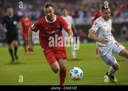 Match de football, Jonas FOeHRENBACH 1.FC Heidenheim est parti sur le ballon dans un duel avec le capitaine Silvan Dominic WIDMER1. FSV Mainz 05, Voith-Arena football Banque D'Images