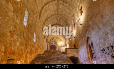 Couloir éclairé avec plafond voûté et escalier en pierre dans une ancienne forteresse, vue intérieure, Palais du Grand Maître, ville des Chevaliers, ville de Rhodes Banque D'Images