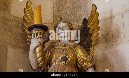 Sculpture d'ange d'or avec bougie dans une ambiance historique, vue intérieure, Palais du Grand Maître, ville des Chevaliers, ville de Rhodes, Rhodes, Dodécanèse Banque D'Images