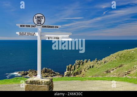 Panneau à Lands End, falaises et mer, New York, John O Groats, Cornwall, grande-Bretagne Banque D'Images