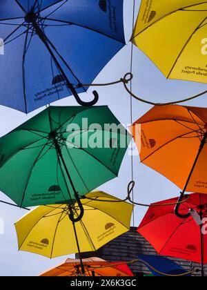 Parapluies colorés lumineux suspendus dans le ciel Banque D'Images