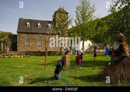 Épouvantails à l'église protestante d'Unterburg, Solingen, Bergisches Land, Rhénanie du Nord-Westphalie Banque D'Images