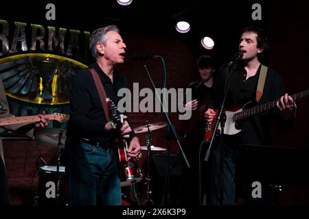 Kiev, Ukraine. 14 mai 2024. U. Le secrétaire d'État Tony Blinken, à gauche, joue de la guitare et chante la chanson de Neil Young, « Rockin' in the Free World », alors qu'il rejoint le groupe 19,99 au club BarmanDictat, le 14 mai 2024, à Kiev, en Ukraine. Crédit : Chuck Kennedy/US State Department photo/Alamy Live News Banque D'Images