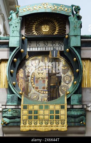 Le célèbre Ankeruhr, construit en 1914 par le peintre et sculpteur Franz Matsch dans le design Art Nouveau typique, situé dans le premier quartier de Vienne Banque D'Images