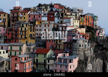 Vue sur le village de Manarola, Cinque Terre, Ligurie, Italie Banque D'Images