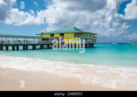 Pebbles Beach, plage des Caraïbes à Bridgetown, Barbade. Banque D'Images