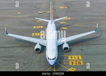 Hong Kong, le 9 avril 2024 : avion de ligne B737 chinois à l'aéroport de Hong Kong Banque D'Images