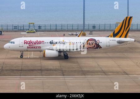 Macao, 9 avril 2024 : avion de ligne Airbus A320 Tiger à l'aéroport de Macao Banque D'Images