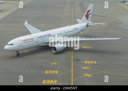 Hong Kong, 9 avril 2024 : Airbus A330, avions de ligne de l'est chinois, à l'aéroport de Hong Kong Banque D'Images