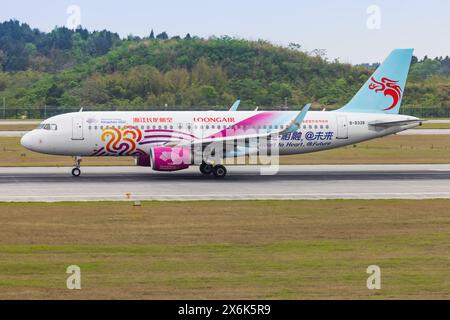 Chengdu, 9 avril 2024 : avion Airbus A320 Loongair à l'aéroport de Chengdu Tianfu en Chine 19e Jeux asiatiques - livrée spéciale Hangzhou 2022 Banque D'Images