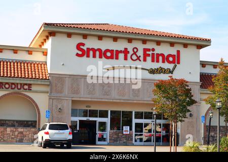 SMART & FINAL Extra! Magasin de nourriture et de fournitures de type entrepôt Banque D'Images