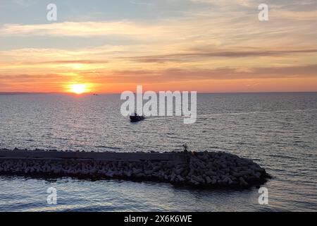 DATE RECORD NON INDIQUÉE Ancône, Italie - 07 mai 2024 : brise-lames au crépuscule et au soleil, vue panoramique sur la mer Adriatique *** Wellenbrecher BEI Abenddämmerung und Sonnenlicht, Panoramablick auf die Weiten der Adria Banque D'Images