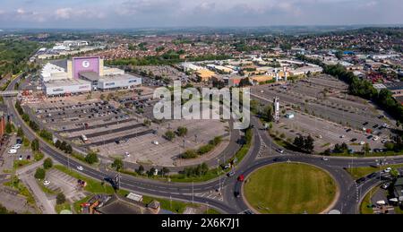 CASTLEFORD, ROYAUME-UNI - 13 MAI 2024. Vue aérienne du bâtiment de divertissement XSCAPE avec des installations de loisirs, y compris des restaurants, cinéma et intérieur Banque D'Images