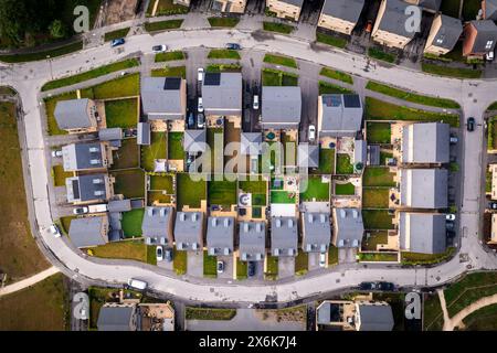 Vue aérienne de haut en bas au-dessus d'un bloc de maisons de banlieue nouvellement construites au Royaume-Uni avec de petits jardins Banque D'Images
