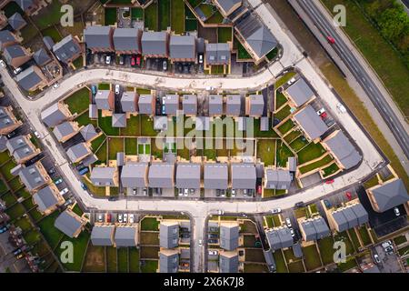 Vue aérienne de haut en bas au-dessus d'un bloc de maisons de banlieue nouvellement construites au Royaume-Uni avec de petits jardins Banque D'Images