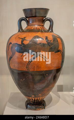 Paris, France - 05 10 2024 : le sport dans l'Antiquité. Vue sur une amphiphore panathénaïque en terre cuite Banque D'Images
