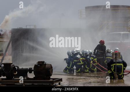 HAL FAR, MALTE - 28 AVRIL 2024 les pompiers pulvérisent de l'eau lors du week-end ouvert du département de la protection civile à Hal Far Station. Banque D'Images