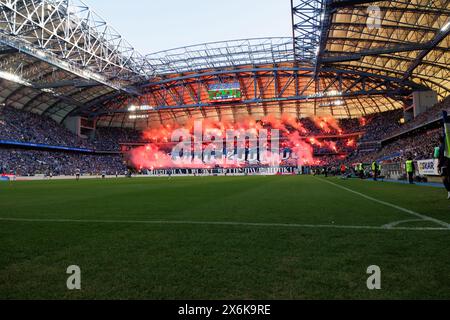 Les fans de Lech Poznan célèbrent un but lors du match PKO BP Ekstraklasa entre Lech Poznan et Legia Warszawa au stade Enea. Scores finaux ; Lech Poznan 1 : 2 Legia Warszawa. Banque D'Images