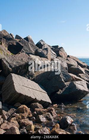 de grands rochers forment les nouvelles défenses maritimes le long de l'estran southsea portsmouth angleterre royaume-uni Banque D'Images