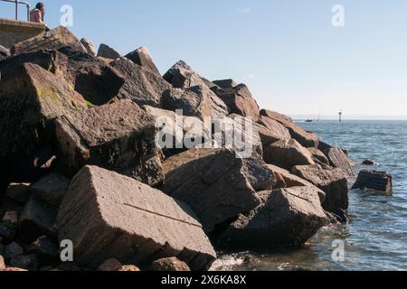 de grands rochers forment les nouvelles défenses maritimes le long de l'estran southsea portsmouth angleterre royaume-uni Banque D'Images