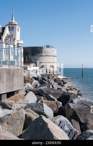 de grands rochers forment les nouvelles défenses maritimes le long de l'estran southsea portsmouth angleterre royaume-uni Banque D'Images