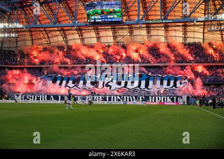 Poznan, Pologne. 12 mai 2024. Les fans de Lech Poznan célèbrent un but lors du match PKO BP Ekstraklasa entre Lech Poznan et Legia Warszawa au stade Enea. Scores finaux ; Lech Poznan 1 : 2 Legia Warszawa. (Photo de Maciej Rogowski/SOPA images/Sipa USA) crédit : Sipa USA/Alamy Live News Banque D'Images