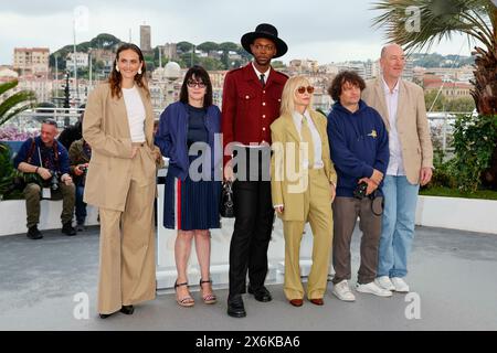 Zoe Wittock, Nathalie Chifflet, Baloji, Emmanuelle Beart, Gilles porte et Pascal Buron posent lors de la conférence photo du jury "Camera d'Or" lors du 77ème Festival de Cannes au Palais des Festivals de Cannes, France, le 15 mai 2024. Banque D'Images