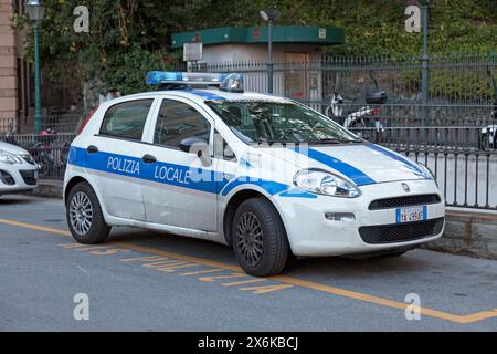 Gênes, Italie - mars 29 2019 : voiture de la Polizia locale (Français : police locale) garée dans la rue. Banque D'Images