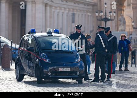 Piazza Papa Pio XII, Cité du Vatican, 18 mars 2018 : une voiture de carabiniers sur la Piazza Papa Pio XII avec des carabiniers qui se parlent. Banque D'Images