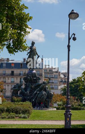 Paris, France - 17 juillet 2017 : le 'Triomphe de la République' est une statue de bronze au milieu de la place centrale de la place de la Nation sur le Banque D'Images