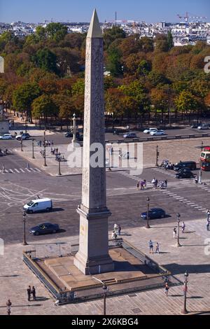 Paris, France - 07 septembre 2016 : touristes errant autour de l'obélisque de Louxor au centre de la place de la Concorde. L'Obélisque de Louxor est un 23 mètres Banque D'Images