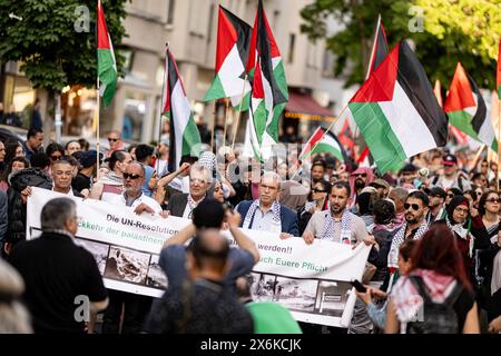 Berlin, Allemagne. 15 mai 2024. Les gens prennent part à la manifestation "solidarité avec la Palestine - 76 ans d'Al Nakba" pour marquer la Journée commémorative de la Nakba des Palestiniens commémorant l'expulsion de 1948. Crédit : Fabian Sommer/dpa/Alamy Live News Banque D'Images