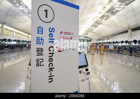 HONG KONG, CHINE - 4 DÉCEMBRE 2023 : zone d'enregistrement automatique à l'aéroport international de Hong Kong. Banque D'Images