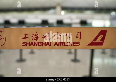 HONG KONG, CHINE - 4 DÉCEMBRE 2023 : gros plan de la barrière de ceinture rétractable vue dans la zone d'enregistrement de l'aéroport international de Hong Kong. Banque D'Images