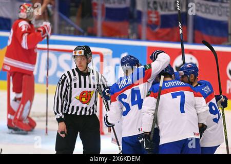 Ostrava, République tchèque. 15 mai 2024. Slovaquie vs Pologne match du groupe B du Championnat mondial 2024 de l'IIHF, à Prague, en République tchèque, le 15 mai 2024. Les joueurs de Slovaquie célèbrent après avoir marqué un but. Crédit : Jaroslav Ozana/CTK photo/Alamy Live News Banque D'Images