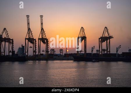 Grues de fret dans le port de Djeddah au coucher du soleil, Djeddah, Arabie Saoudite, moyen-Orient Banque D'Images