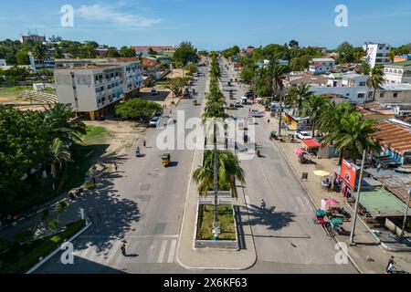 Vue aérienne d'une rue principale du centre-ville, Mahajanga, Boeny, Madagascar, Océan Indien Banque D'Images
